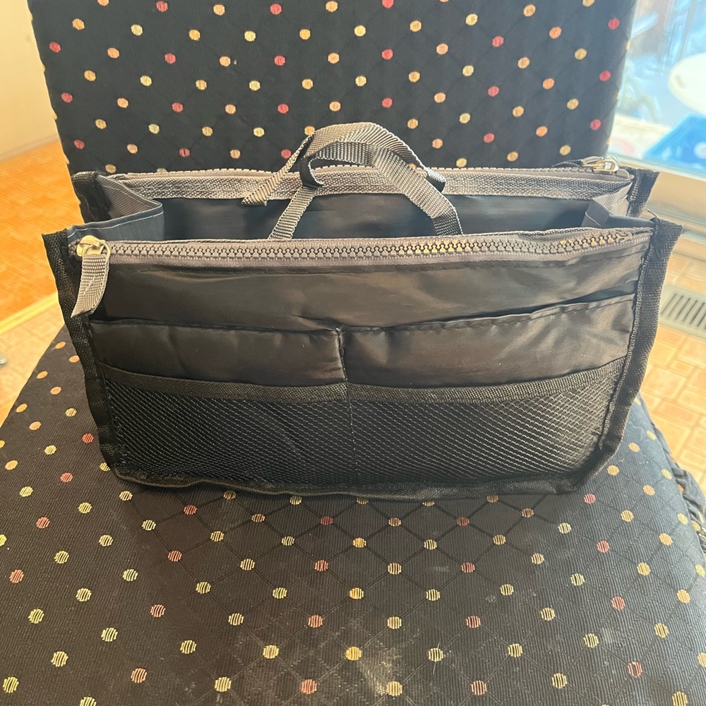 💖🆕Small convenient insulated black bag. NWT.